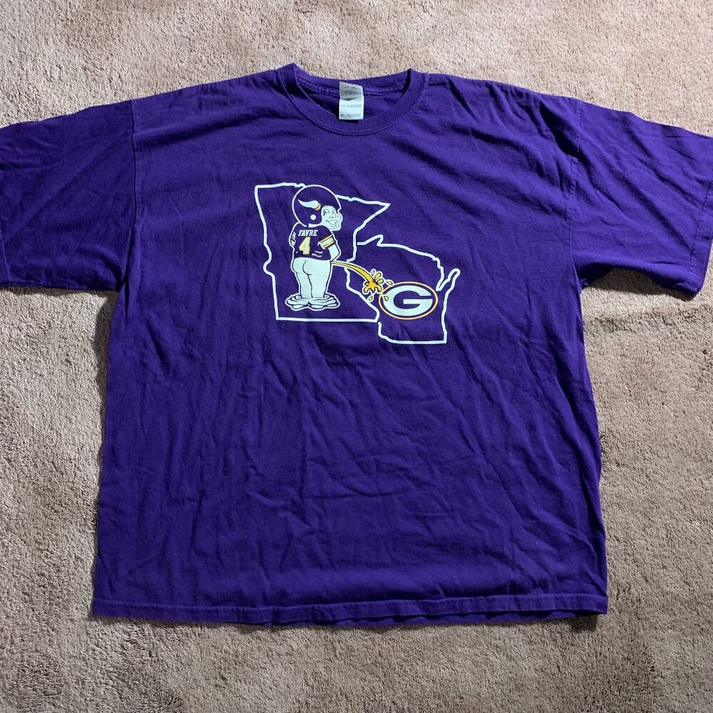 Gildan Mens Brett Favre Minnesota Vikings vs Packers‎ Purple Graphic T-Shirt 2XL